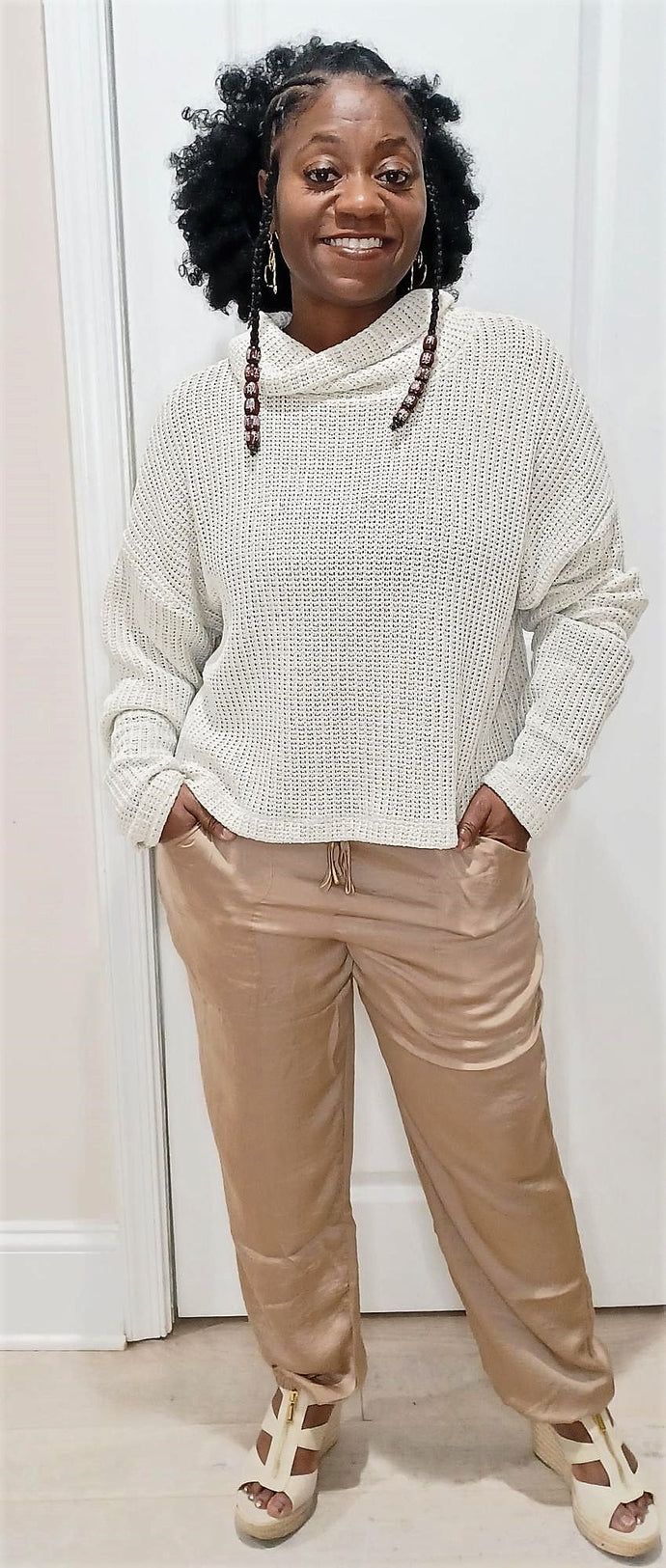 Embrace Modern Femininity and Chic Fashion with Khaki Pants: Timeless Wardrobe and Elegant Style Tips for Sophisticated Summer Chic Outfits